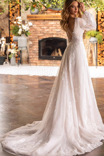 Romantické svatební šaty s lodičkovým výstřihem, áčkovou sukní z šifónu s vlnitým okrajem a vlečkou, zdobené aplikacemi