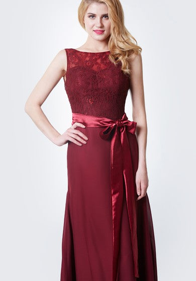 Robe moulante en mousseline à col bateau brillante avec ceinture en satin