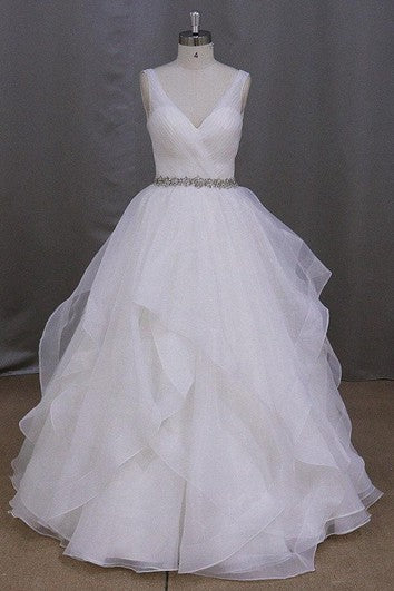 Ärmelloses Organza-Kleid mit V-Ausschnitt, Rüschen und Perlenbesatz in der Taille
