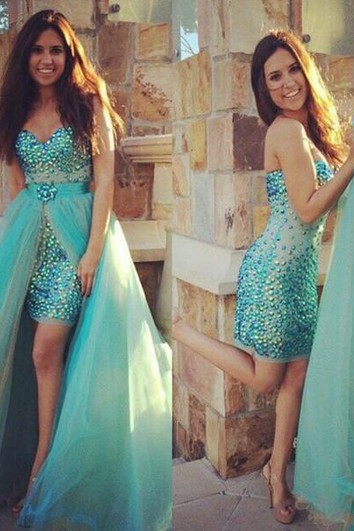 Okouzlující večerní šaty s odnímatelnými korálkovými ozdobami, tylovým materiálem a vlečkou typu court