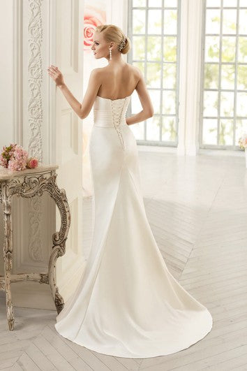 Robe fourreau longue en satin sans manches à lacets et sans bretelles