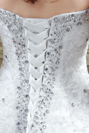 Okouzlující svatební šaty z krajky a tylu s flitry, s vlečkou a šněrováním