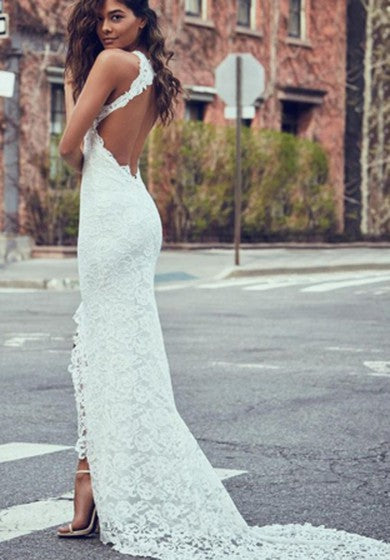 Pouzdrové krajkové šaty s vysokým límcem, bez rukávů a s otevřenými zády