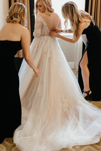 Elegantes A-Linien-Brautkleid mit Spitzenschleppe und langen Ärmeln und rückenfreiem Schnitt mit Applikationen