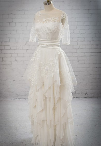 Atemberaubendes Kleid mit halblangen Ärmeln und abnehmbarem, besticktem Schößchen