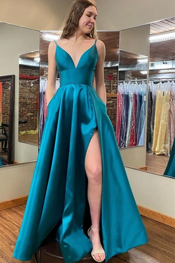 Jednoduché bezrukávové saténové večerní šaty áčkového střihu s otevřenými zády a kapsami, dlouhé až na zem