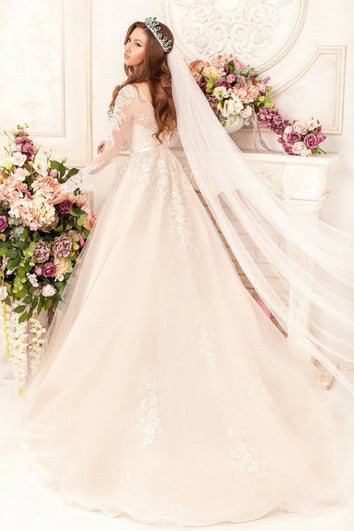 Robe trapèze longue au sol, manches longues, décolleté en V dans le dos, en dentelle, avec appliques et bijoux à la taille