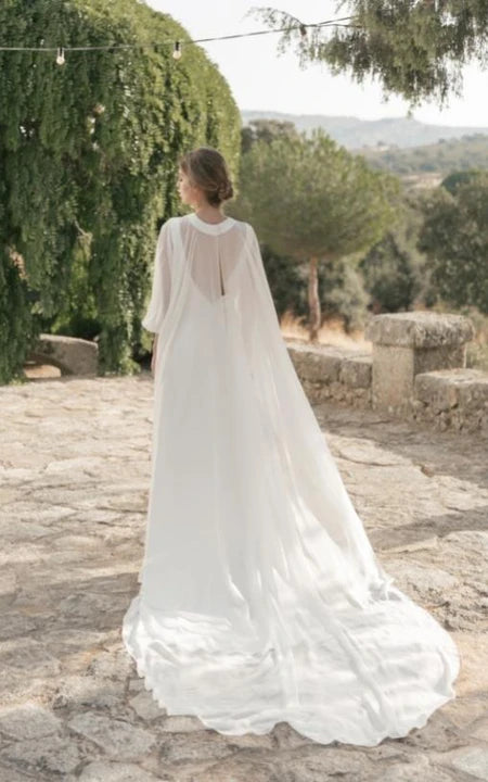 Schlichtes Etui-Brautkleid aus Chiffon mit Rundhalsausschnitt und Cape