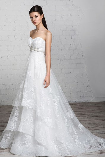 Robe trapèze longue en dentelle sans manches avec décolleté en cœur et dos corset empire, avec volants et perles