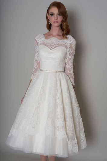 Robe de mariée trapèze en dentelle à manches mi-longues et à col bateau avec appliques
