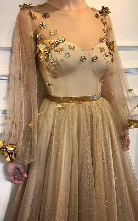 Plesové šaty s iluzorním výstřihem ve tvaru šperku, nabíranými dlouhými rukávy, empire střihem a plisovanými flitry