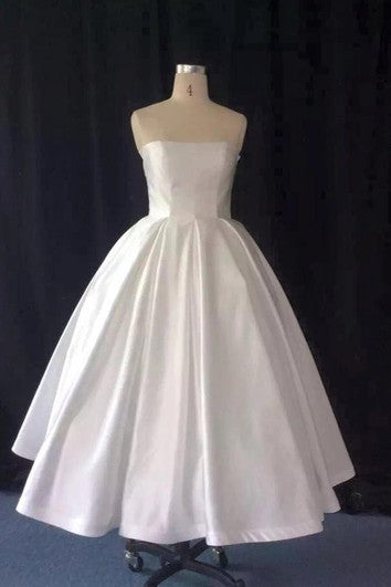Robe de bal trapèze en taffetas sans bretelles longueur thé