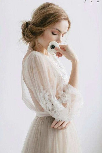 Robe plissée fluide en tulle illusion avec applications florales et dos en V profond