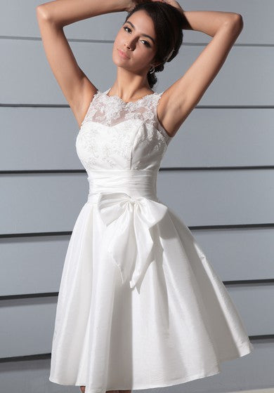 Abito corto in pizzo a v-back profondo con fascia e prua