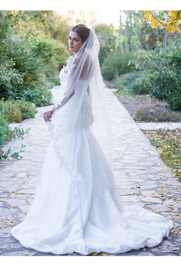 Retro Single Layer Wedding Veil With Lace Trim and Comb