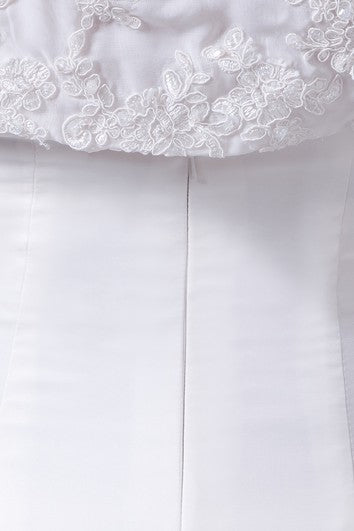 Trägerloser Etui-Bolero aus Chiffon und Kleid mit Spitze