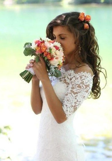 Vestido de satén con corpiño de encaje sin hombros con medias mangas