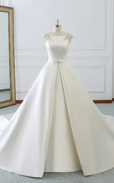 Elegantes Prinzessinnen-Brautkleid mit Perlenbesatz und Schulterklappen im Korsett-Stil | Ballkleid aus einfarbigem Satin mit Hofschleppe