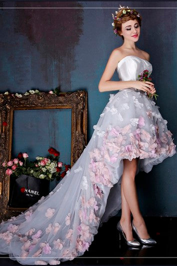 Šaty bez rukávů s vysokým a nízkým lemem, roztomilé, s otevřenými zády, 3D květinovými aplikacemi a jemnou mašlí