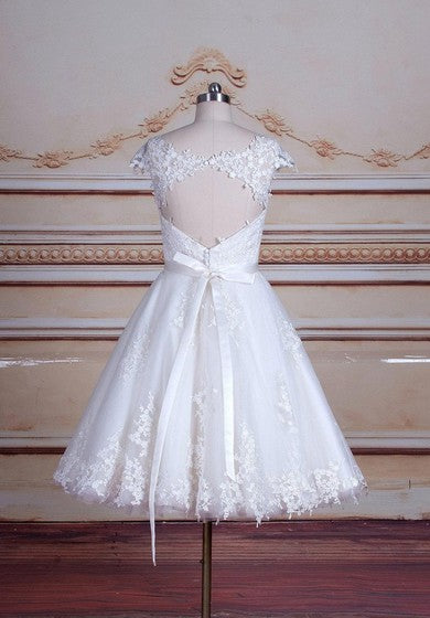 Kurzes, wadenlanges Kleid aus Tüll, Spitze und Satin mit Flügelärmeln und Schlüsselloch auf der Rückseite