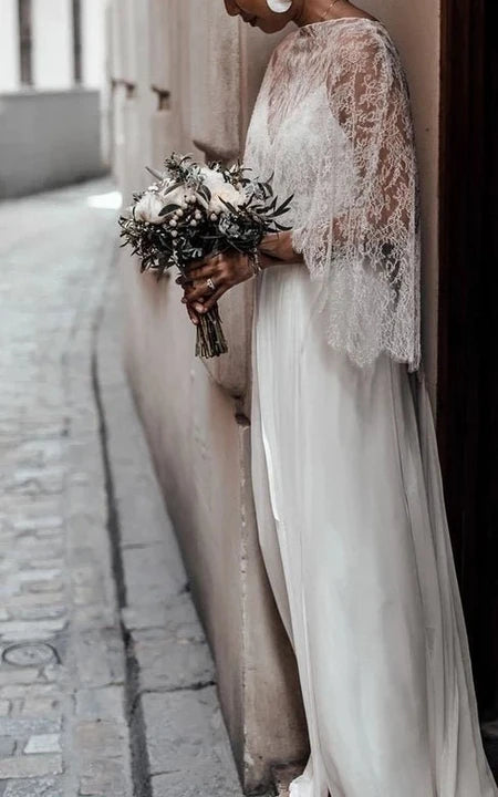 Jednoduché svatební šaty s předním rozparkem z šifónu a krajkovým pláštěm