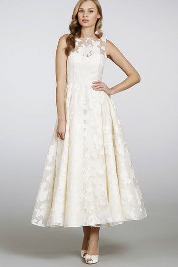 Robe unique sans manches à col haut et longueur thé avec dos trou de serrure