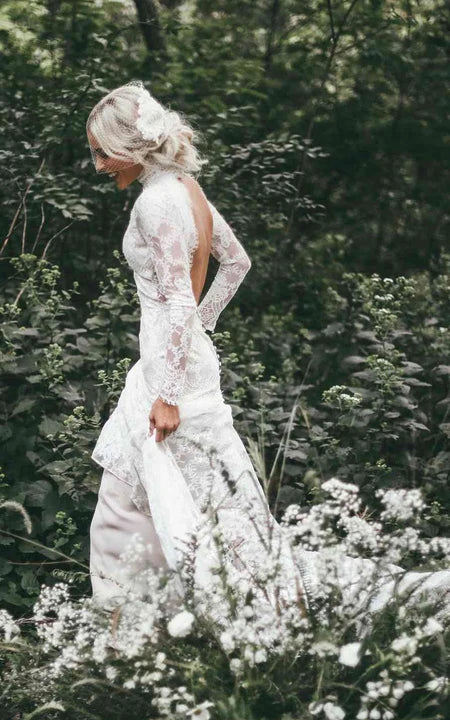 Hochgeschlossenes, rückenfreies, langärmliges Brautkleid aus transparenter Spitze mit Schleppe