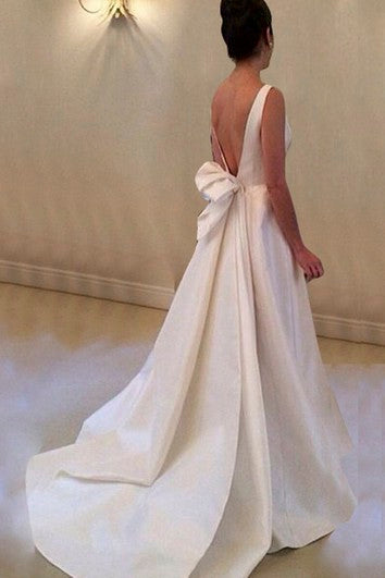 Elegantní šaty bez rukávů A-line saténové s lodičkovým výstřihem a hlubokým V-zadním dílem