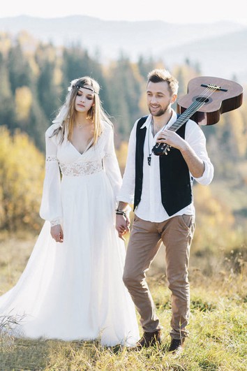 Šifonové svatební šaty s hlubokým výstřihem, dlouhým rukávem a krajkovými detaily, bohémský styl s rozparkem vpředu