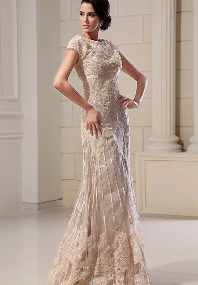 Romantisches hochgeschlossenes Maxikleid mit Spitzenapplikationen