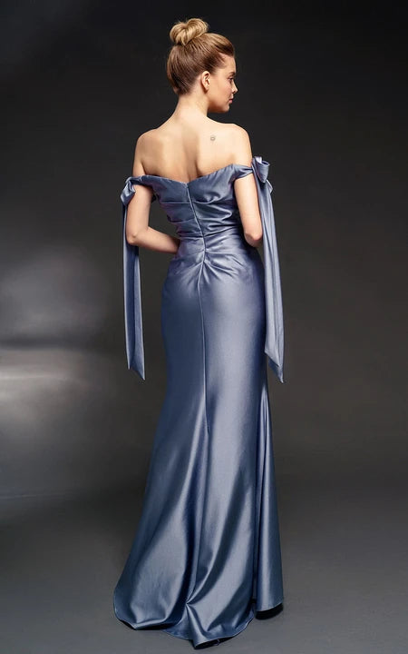 Šaty s odhalenými rameny, výstřihem ve tvaru srdce, pouzdrové s předním rozparkem a mašlemi