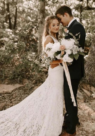 Éterické krajkové svatební šaty bez rukávů s výstřihem do V a vlečkou