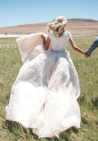 Queen Anne Short Sleeve A-line Ball Gown Elegant Wedding Dress With Lace Appliques