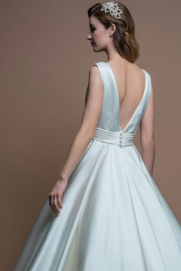 Robe de mariée trapèze en satin sans manches à col bijou et longueur thé avec dos en V