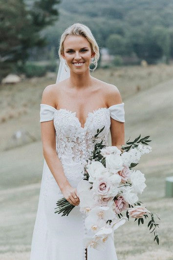Vestido de boda de satén de Novia Splite Frente Spliter Spliter con encaje y botones Detalles