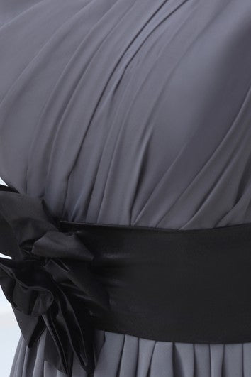 Kurzes One-Shoulder-Kleid aus Chiffon mit floraler Schärpe