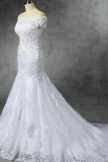 Šaty s trumpetovým střihem, spadlým tylem a flitry