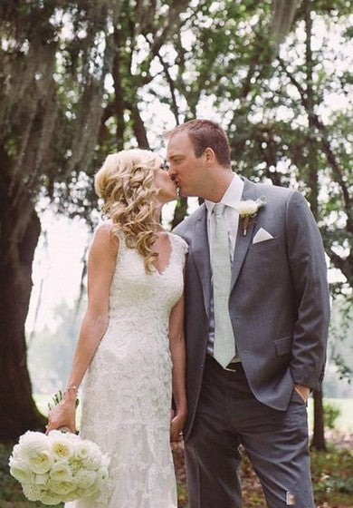 Elegantní svatební šaty s krajkovými aplikacemi a zipem na klíč s knoflíkovým zapínáním na zádech