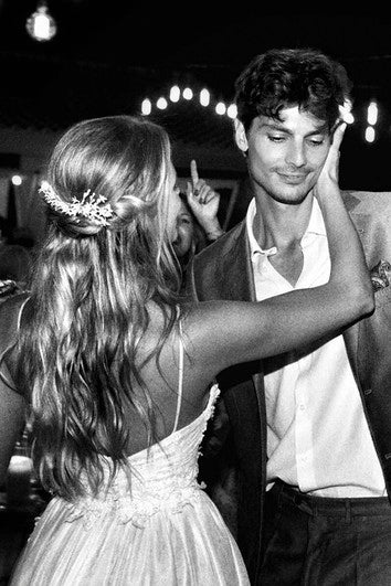 Krajková svatební šaty s hlubokým výstřihem do V, otevřeným zadním dílem a květinovými a krajkovými aplikacemi