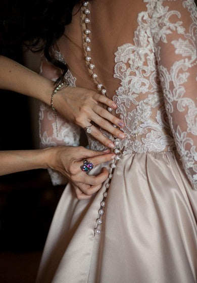 Robe de mariée grande taille en satin avec appliques et col en V et manches longues