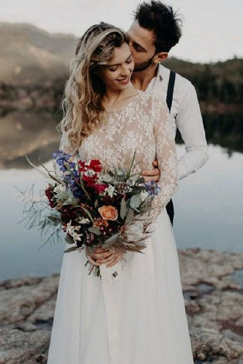 Elegantní svatební šaty z tylu s dlouhým rukávem a krajkovým výstřihem ve tvaru klíčové dírky s nařasením