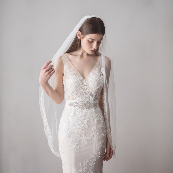 Single Tier Tulle Fingertip Veil with Lace Trim