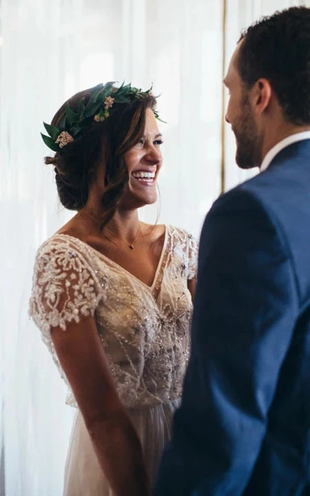 Robe de mariée empire en dentelle avec dos en V et détails en cristal