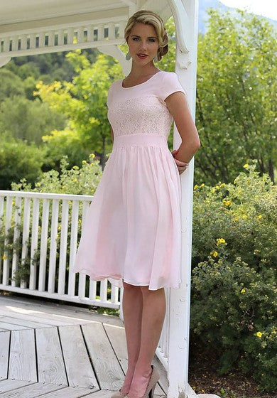 Short Sleeve Knee-length Dress With Lace Embellishment