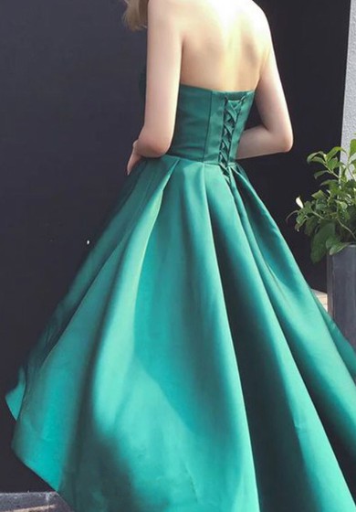 Saténové večerní šaty bez rukávů s vysokým a nízkým střihem do áčka a s plisováním