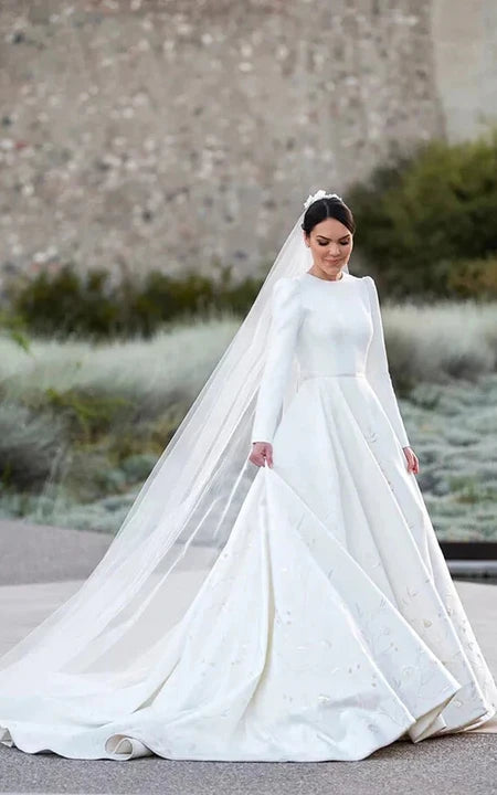Elegante abito da sposa con retro a basso v-gine di gioiello satinato con ricamo