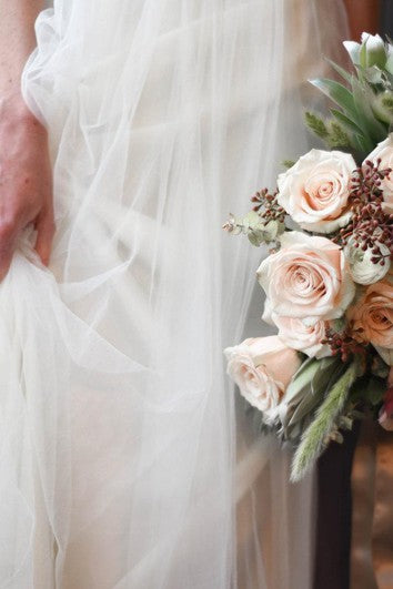 Šaty A-Line s tylovou láskyplnou výstřihem, řasením a záhyby