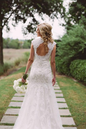 A-Linie, kurzes, rückenfreies Spitzenkleid mit V-Ausschnitt, Glockenkappe und Applikationen