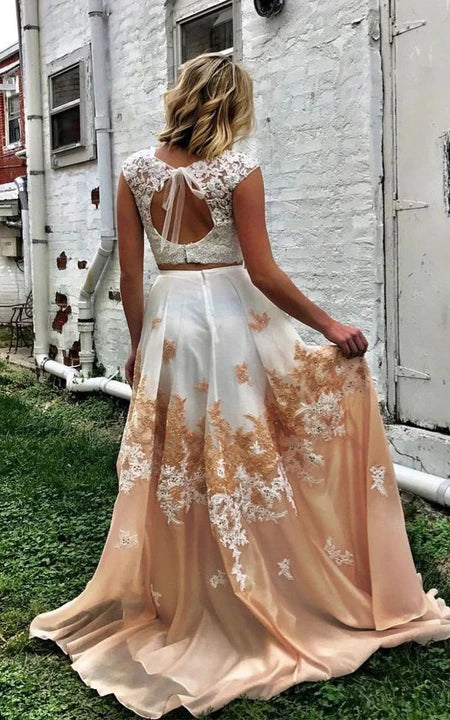 Zweiteiliges Brautkleid mit zweifarbiger Spitzenapplikation und Schlüsselloch