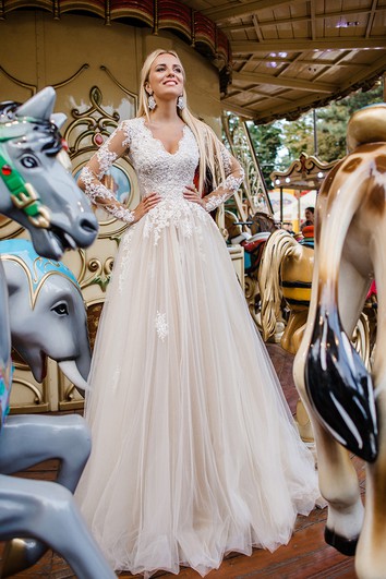 Elegantní krajková a tylová A-line svatební šaty s dlouhým rukávem a aplikací